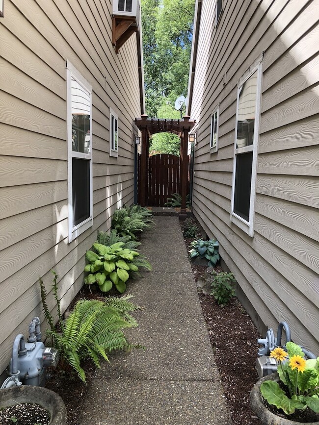 Building Photo - Beautiful Townhouse in Prime Tigard Locati...