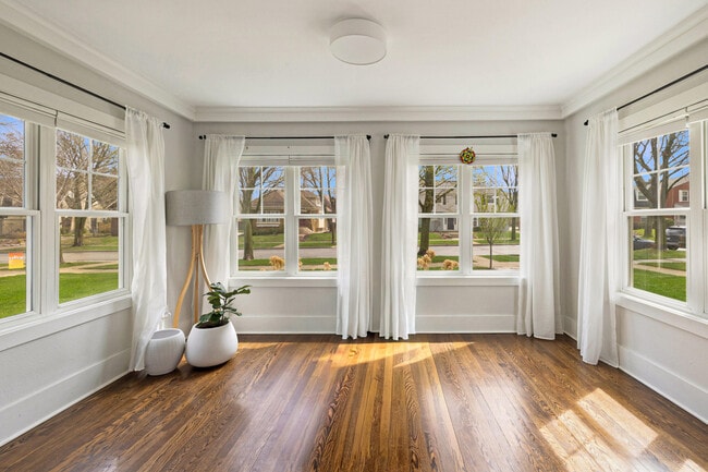 Foto del edificio - 4445 N Frederick Ave