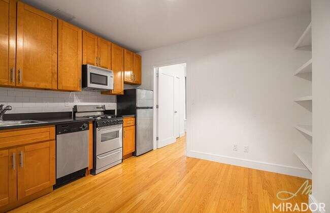 Building Photo - 225 E 80th St