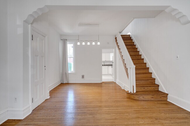 Foto del edificio - 2436 W Jefferson St