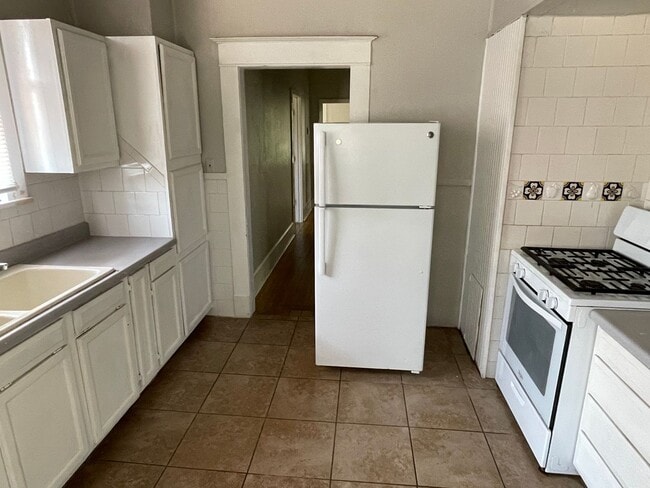 Building Photo - 820 College St