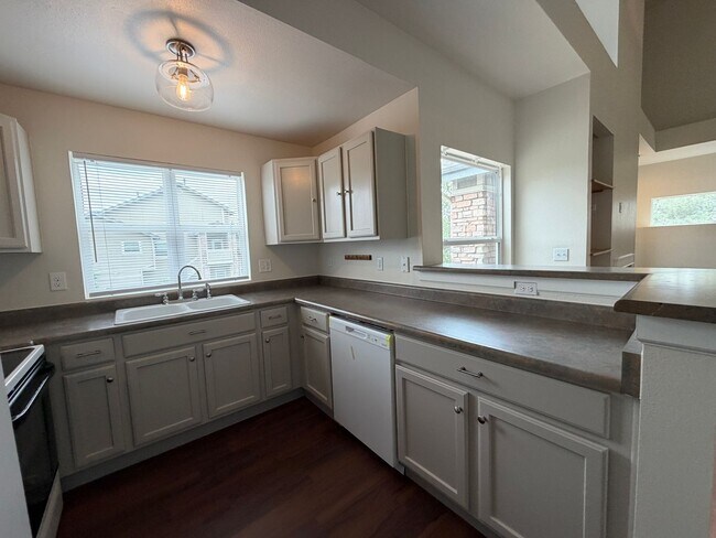 Foto del edificio - Remodeled Top-Level Condo in Pool Community Near Shopping & Dining