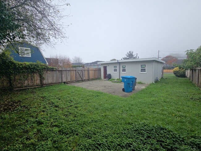 Building Photo - 1BR/1BA house on Henderson St. in Eureka!