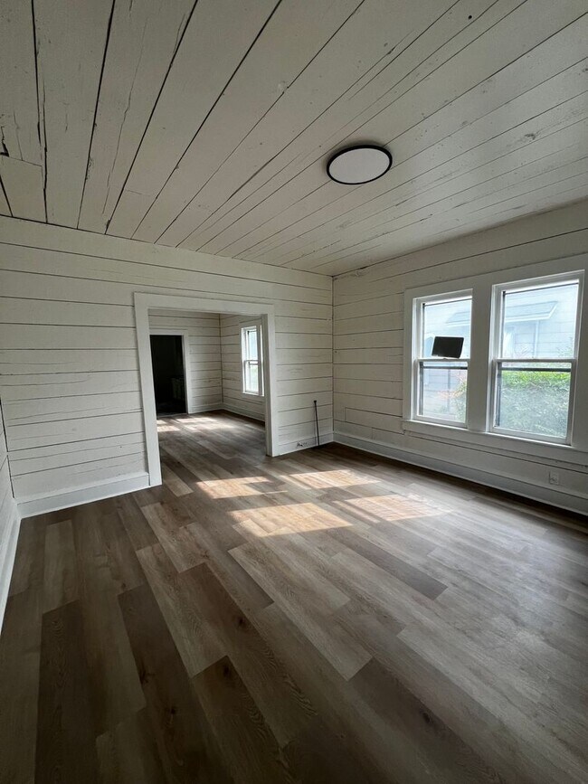 Building Photo - Spacious 3 Bed - 1 Bath House Near Downtown