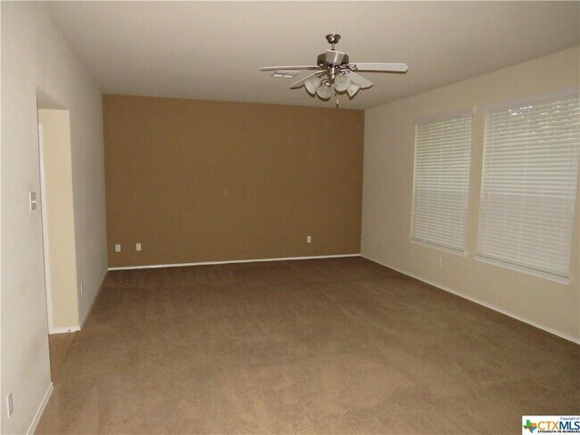 Foto del edificio - 7109 Golden Oak Ln