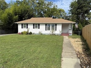 Building Photo - 1744 N Lakeland Dr