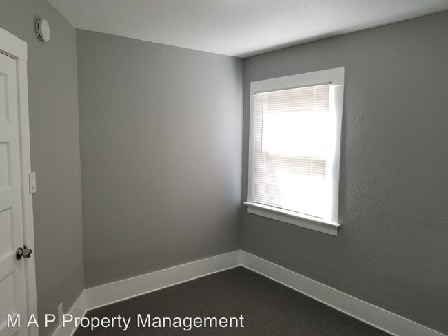 Foto del edificio - 7042 Bright Ave