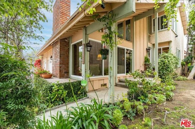 Building Photo - 10136 Hollow Glen Cir