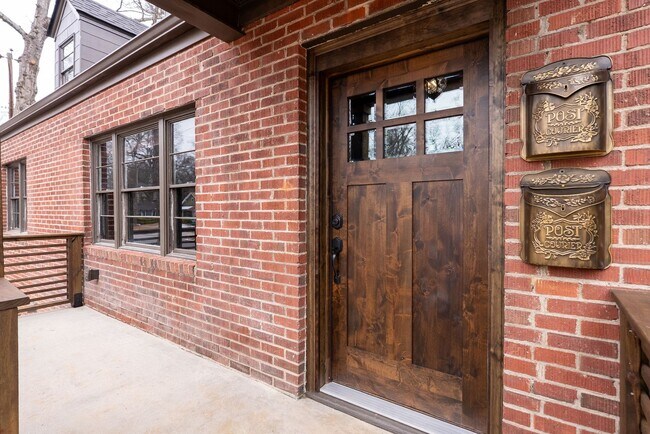 Building Photo - Heritage Historic - Unit A