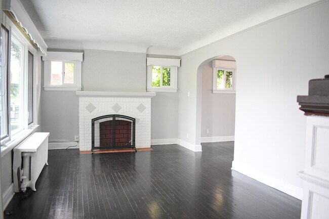 Building Photo - 5918 Haverhill St