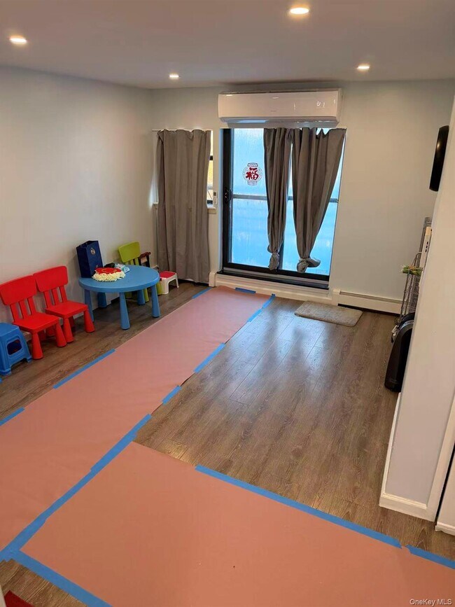 Foto del edificio - 55-12 Main St