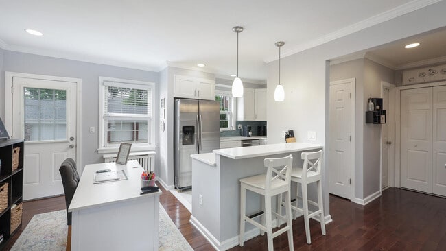 Beautiful open floor fully renovated apartment - 66A Meadowbrook Pl