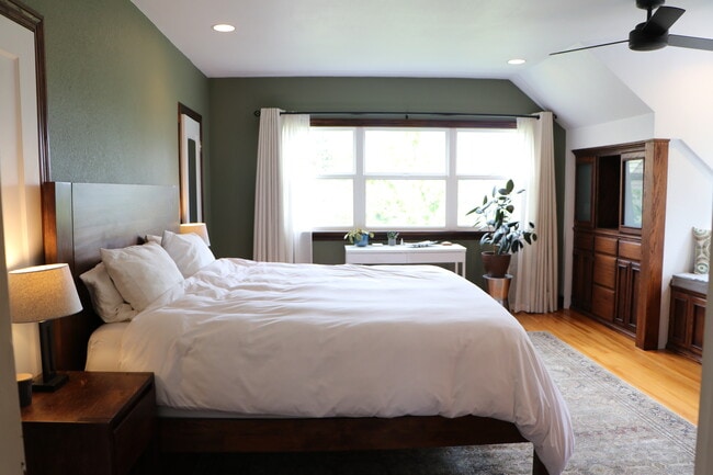 Main Bedroom - 140 NW Maywood Dr