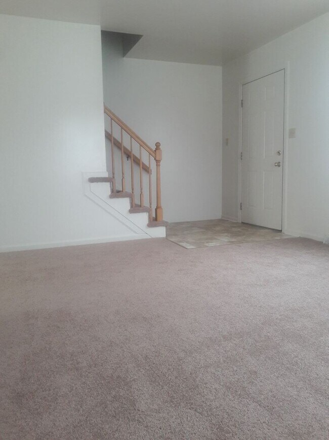 Building Photo - 3 br, 1.5 bath House - 40 CRANFIELD COURT
