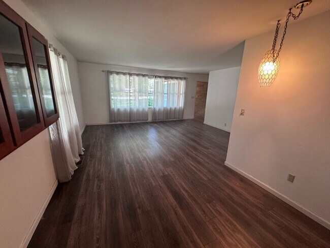 Building Photo - SPACIOUS HOME IN TRAVERSE CITY