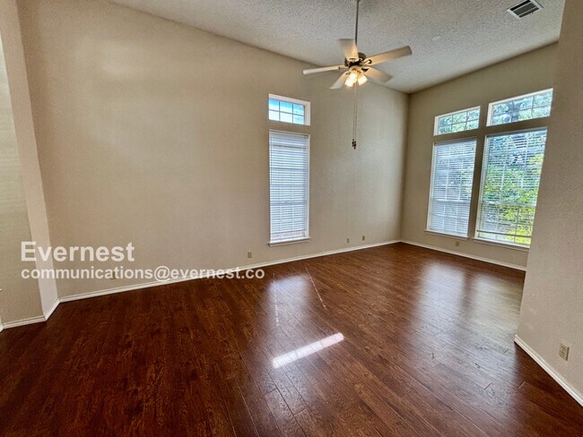 Building Photo - 2303 Mockingbird Dr