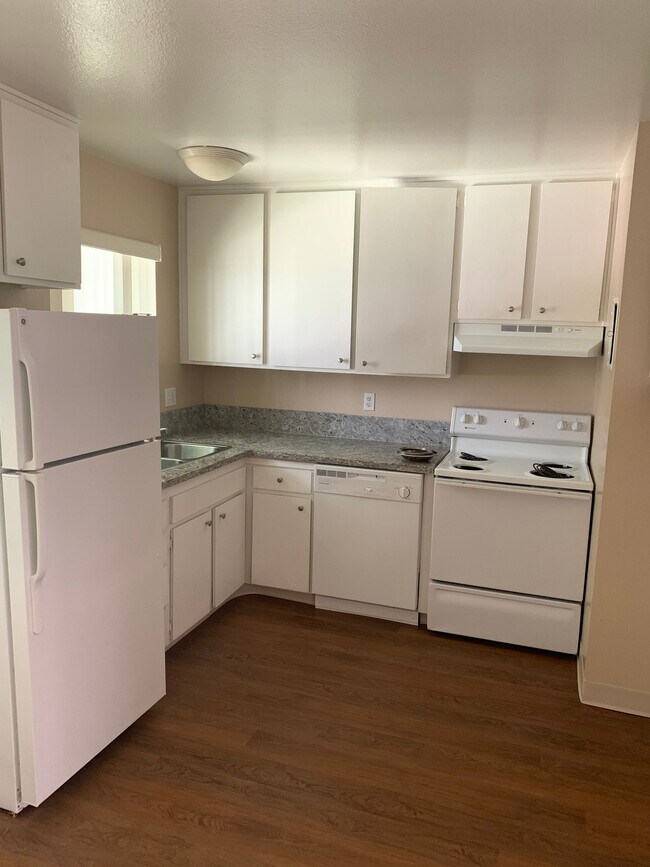 Building Photo - Spacious Upgraded Townhouse in E. End with...