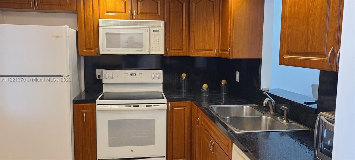 Primary Photo - 3550 NE 169th St