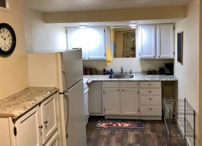 Kitchen - 533 Connell Ave