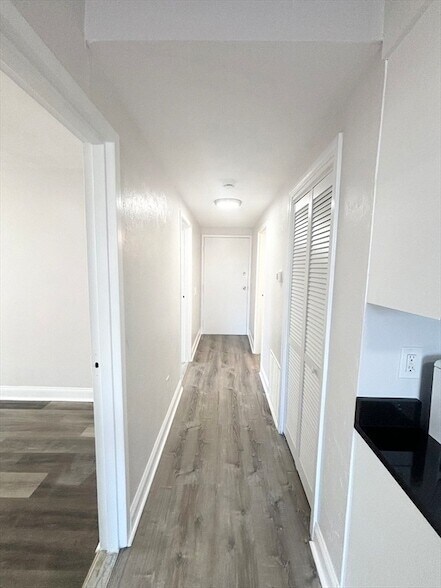 Foto del edificio - 94 Eastern Ave