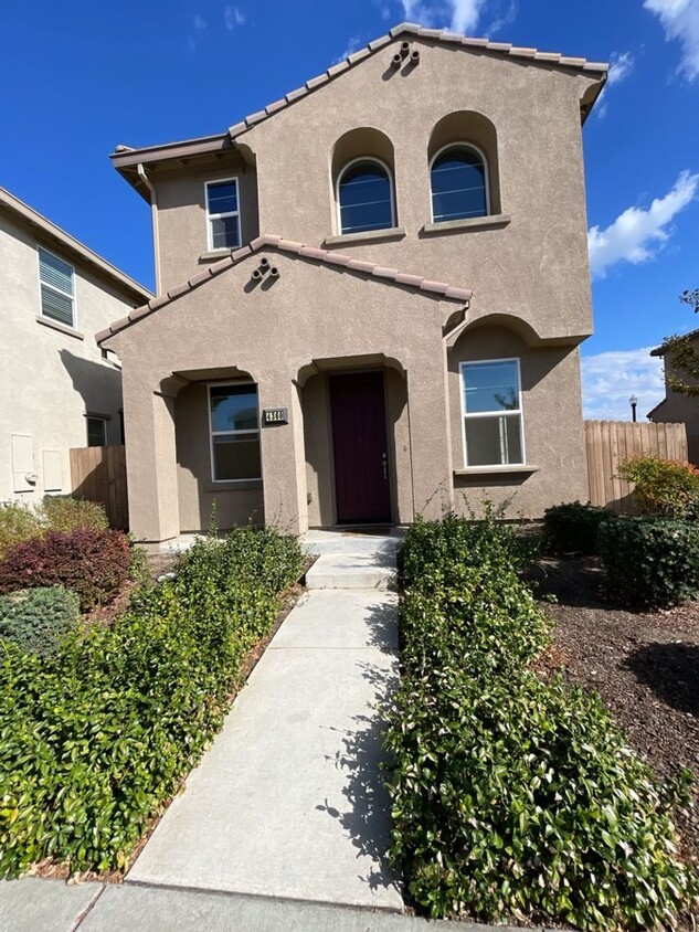 Foto principal - NATOMAS 3 bd/2.5 Bath Home AVAILABLE NOW