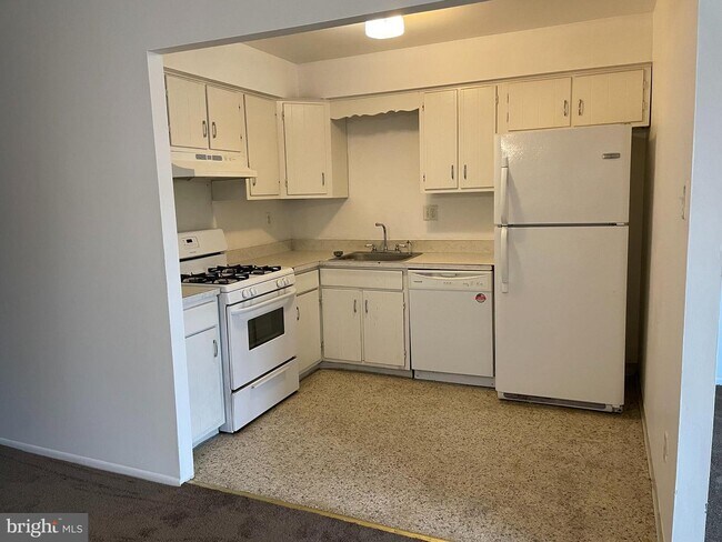 Building Photo - 8021 Moro St