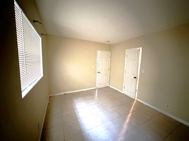 Foto del edificio - 148 NW 40th Ct