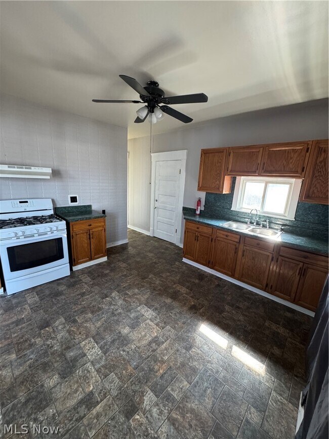 Building Photo - 9316 Raymond Ave