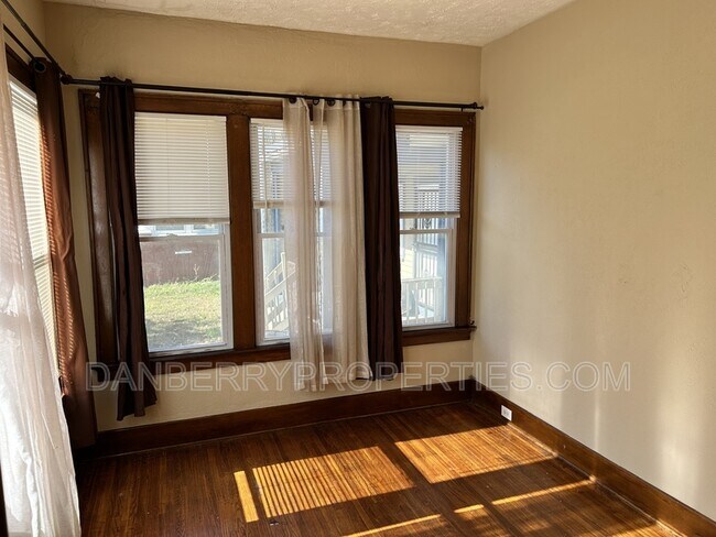 Foto del edificio - 102 Melrose Ave