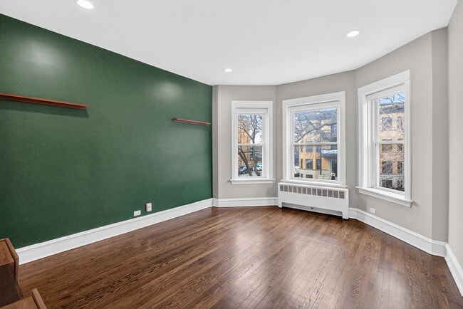 Sunny Livingroom - 5203 N Winthrop Ave