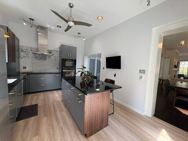 Foto del edificio - 615 W Market St