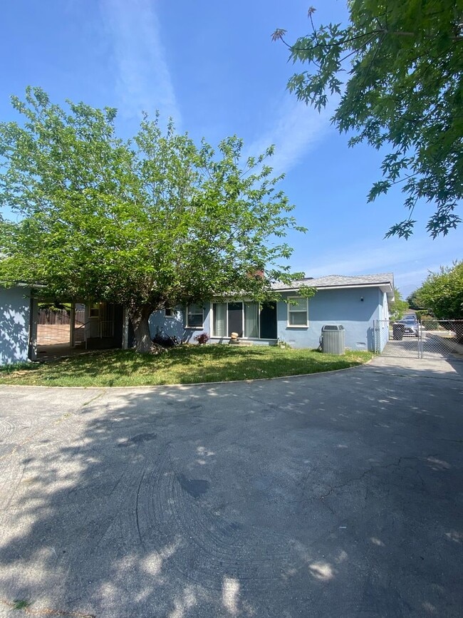 Building Photo - 3 Bedroom Single Story Ontario
