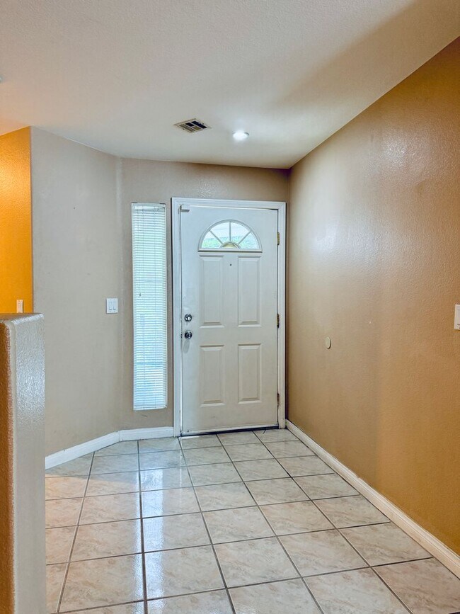 Foto del edificio - BEAUTIFUL 2 STORY TOWNHOME LOCATED IN THE SOUTHWEST!