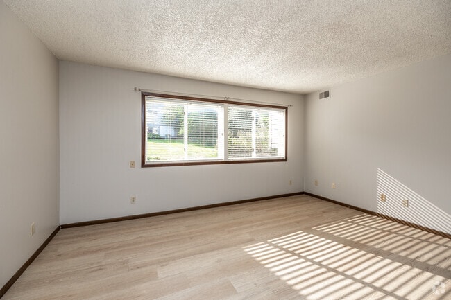 2BR, 1BA - 690SF - Living Room - Elmcrest