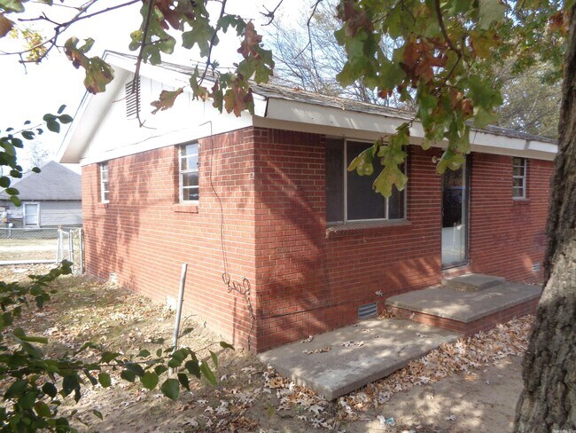 Building Photo - 3924 Sanders St