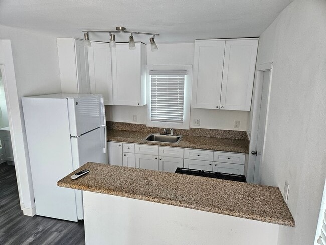Building Photo - Wonderful 1 Bed 1 Bathroom Condo In Escondido - Call Today