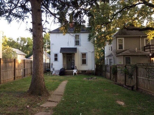 Building Photo - 3 bedroom 1 bath single family home with y...