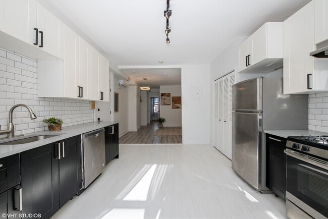 Building Photo - 211 1st St