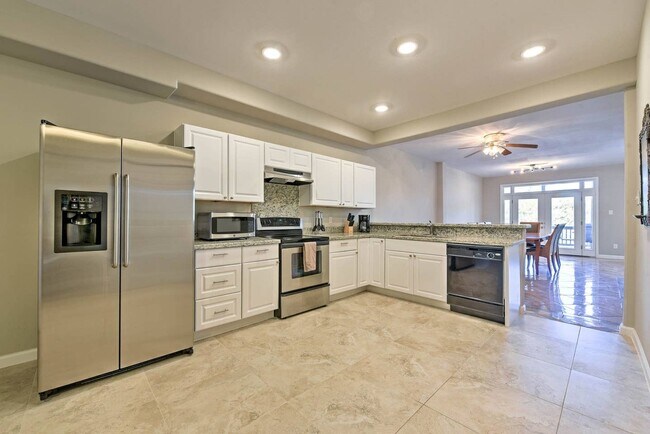 Foto del edificio - Completely remodeled and furnished Waterfr...