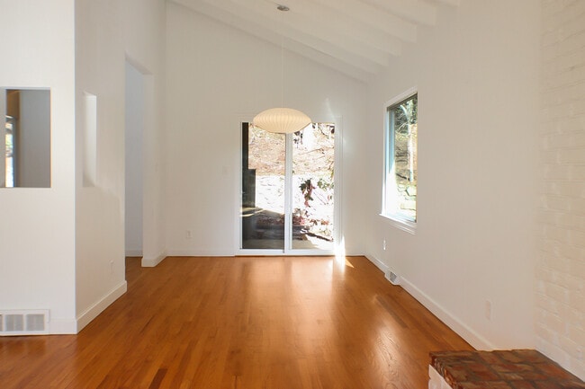 Foto del edificio - 21 Woodbury Rd