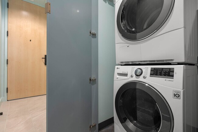 Building Photo - 6401 Wilshire Blvd