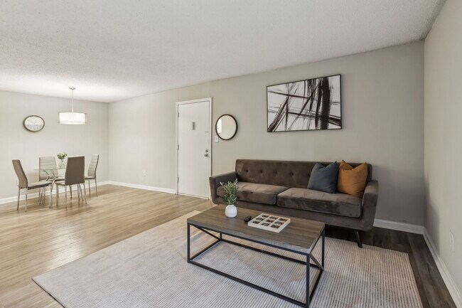 Foto del edificio - 1800 Lantern Ridge Dr