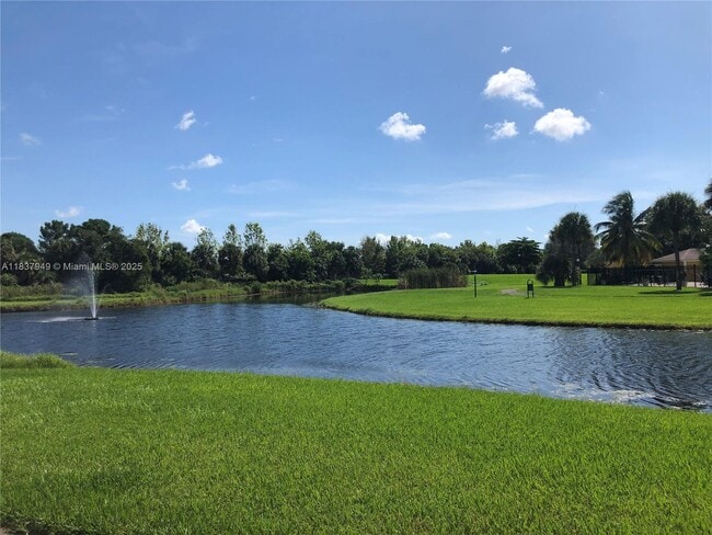 Foto del edificio - 1823 Meadows Cir W