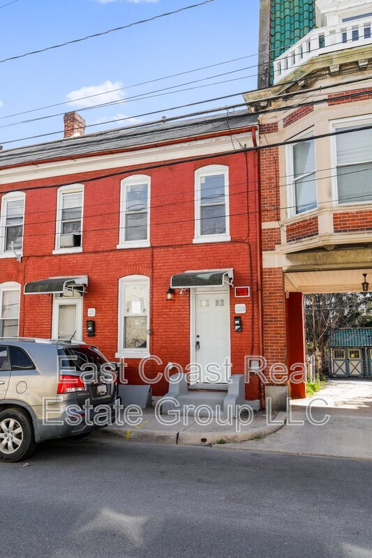 Primary Photo - 128 1/2 S Locust St
