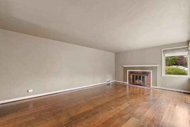 Foto del edificio - Nice 4-bed, 2-bath single-family home with...