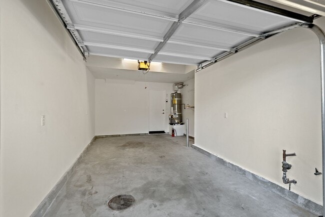 Building Photo - 2 bedroom Condo with an attached garage an...