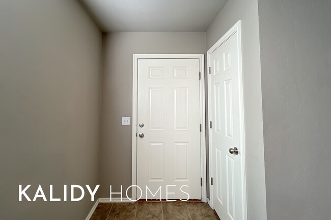 Foto del edificio - 7804 Bennie Terrace