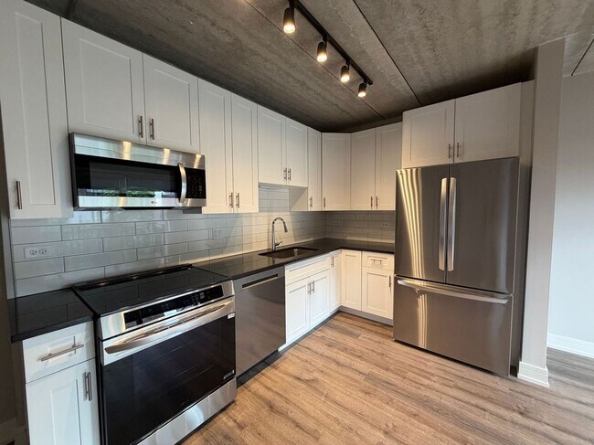Building Photo - 952 W Carmen Ave