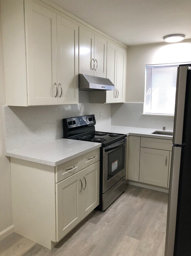 Photo - 925 Ravenscourt Ave Apartments