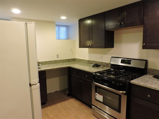 Building Photo - 32 Chatham St